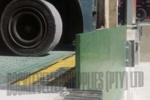 Dock-Rite Forklift Catch Barrier Dockleveller – electro-hydraulic dockleveller with 200 mm steel safety barrier lip for forklift protection, South Africa.